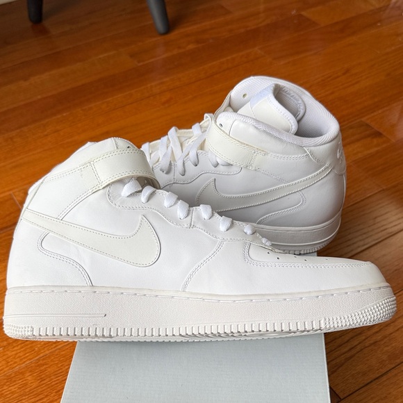 Nike Classic Air Force 1 Mid Top White High-Tops 2007 - Picture 8 of 13